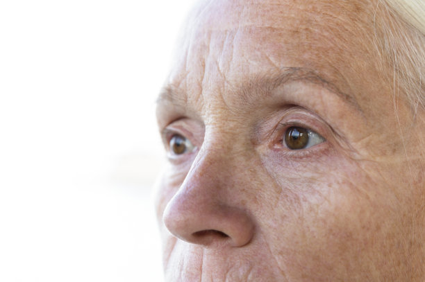 特写成熟女人的脸，白色背景与复制空间图片下载