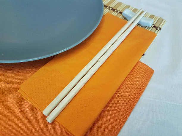 把盘子和筷子放在桌上图片下载