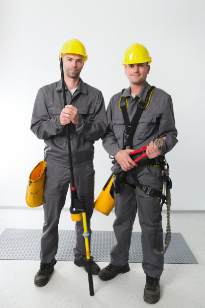 使用非导电延长杆的电工图片下载