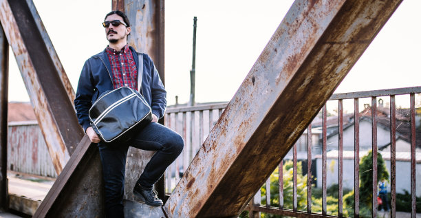 站在桥上图片下载