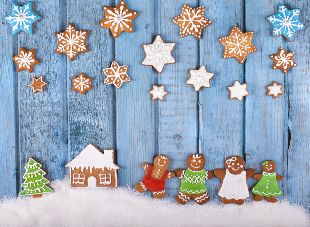 蓝色的复古木桌上放着圣诞姜饼图片下载