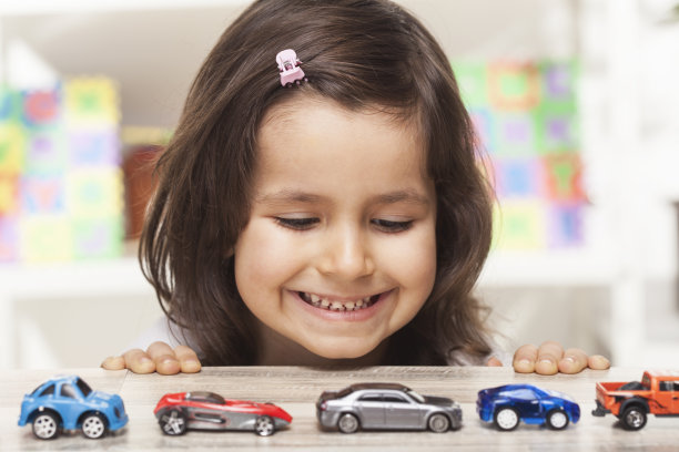 小女孩在玩玩具车图片下载