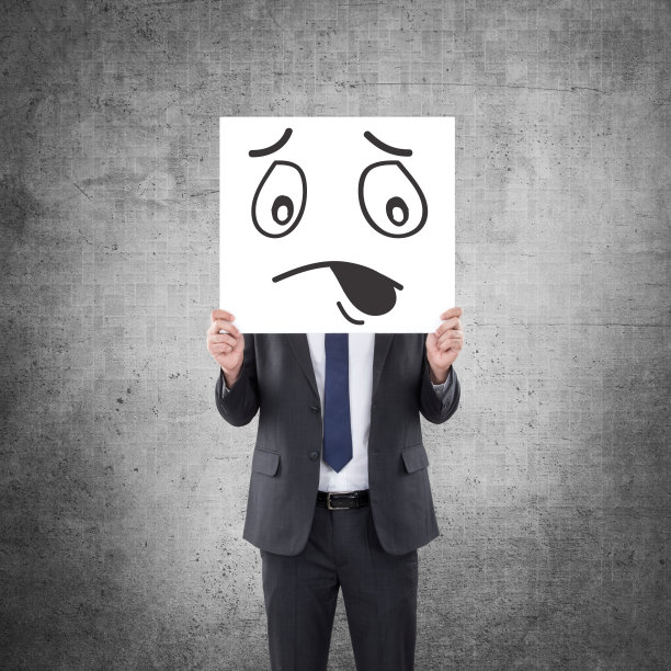 商人用震惊的表情展示着标牌。图片下载