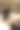 男性双手在带台灯的办公桌上使用笔记本电脑图片下载