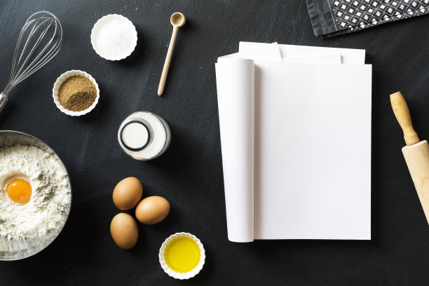烘焙食谱，折叠的杂志，黑板上有白纸图片下载