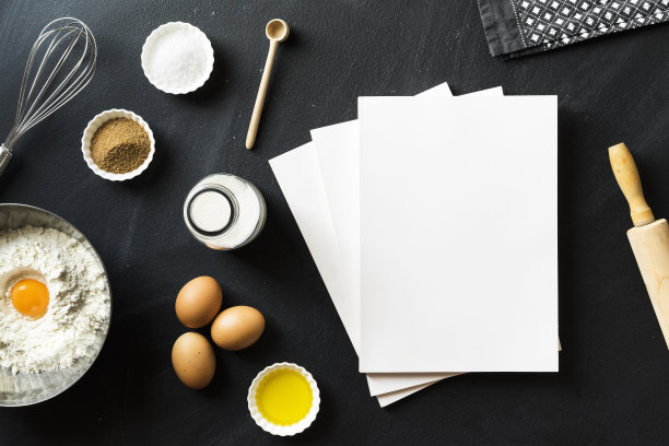 烘焙食谱，黑板上空白的白色封面杂志图片下载