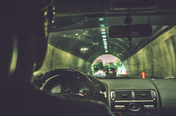 一个男人开车穿过隧道的肖像图片下载