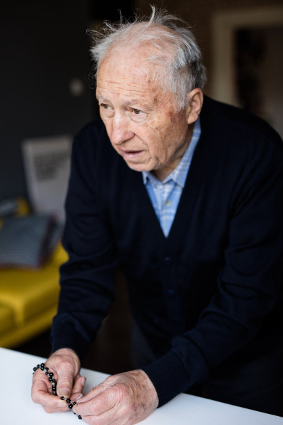 悲伤的老人用念珠向上帝祈祷的照片图片下载