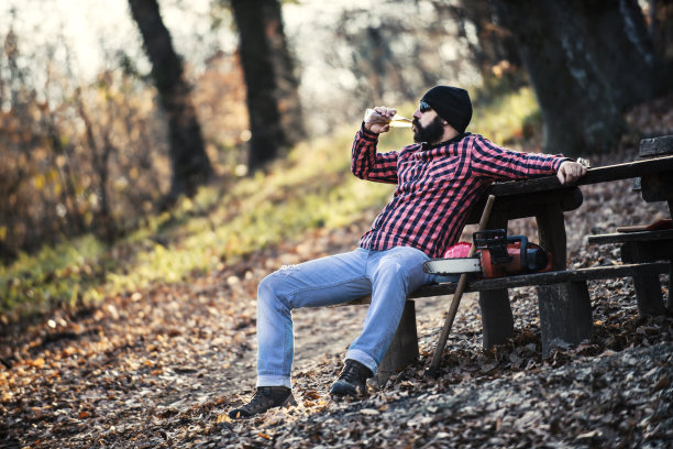 辛苦工作后休息的伐木工人图片下载