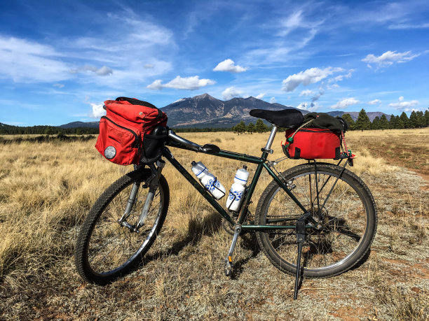 草地上的山地车图片下载