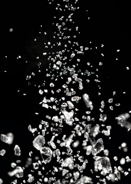 黑色背景上的碎冰或玻璃素材图片