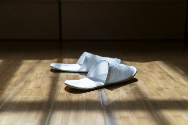 阳光下地板上的拖鞋图片下载