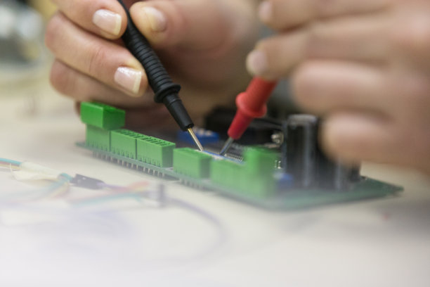 在生产线上工作的女电工图片下载