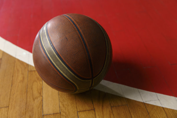 球场上的篮球图片下载