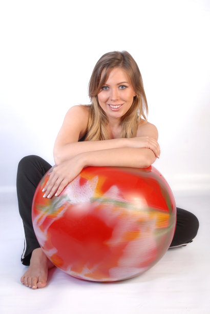 有普拉提球的女人图片下载