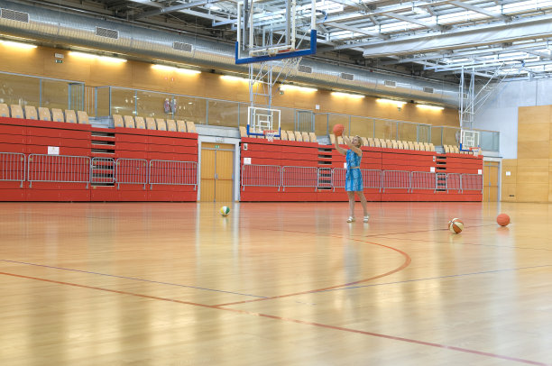 穿蓝衣服的女人在打篮球图片下载
