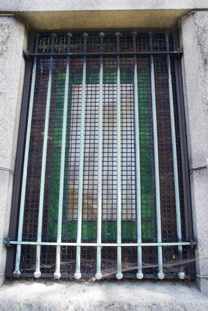 墓地墓穴上的铁栏窗图片下载