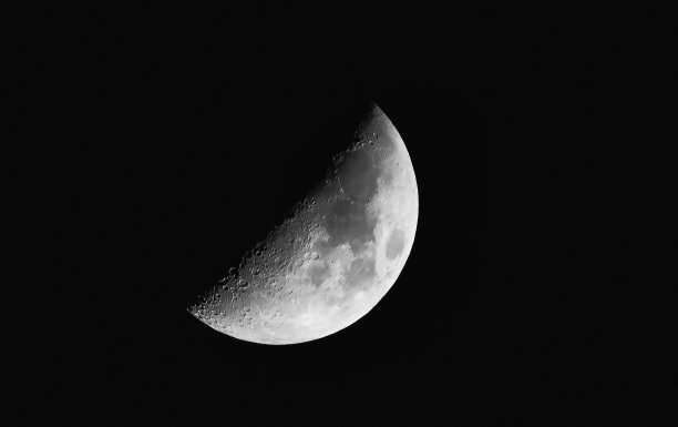 半月孤立在黑色的天空。图片下载