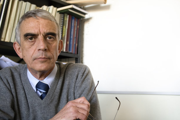 办公室里的男人图片下载