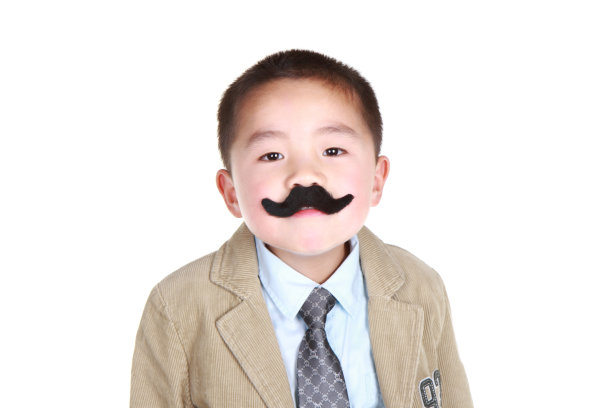 亚洲男孩，戴着假胡子，一副傻乎乎的样子。图片下载