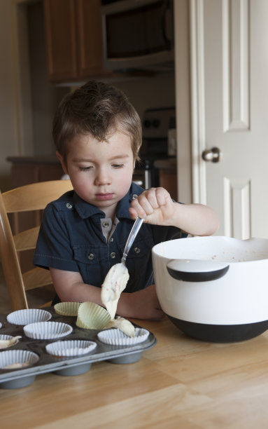 小男孩做纸杯蛋糕图片下载