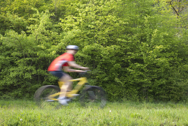 骑在自然小道上的山地车图片下载