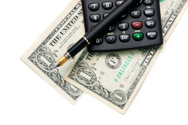 钢笔，计算器和美元在白色上图片下载