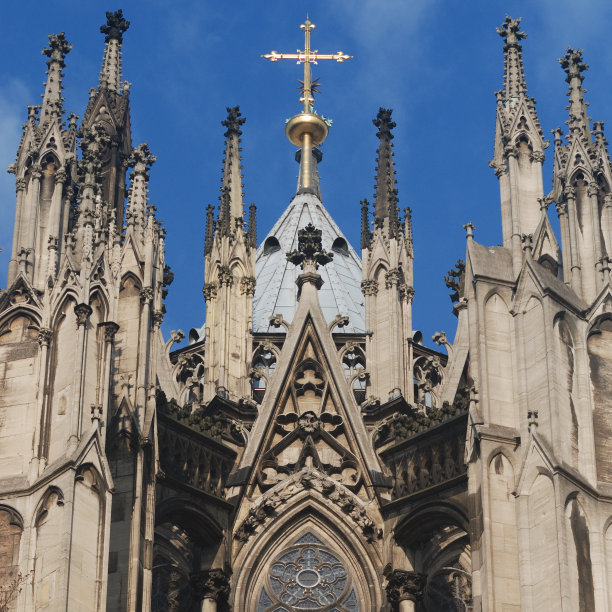 科隆大教堂上的金色十字架图片下载
