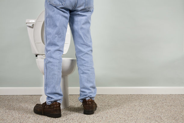 一个男人站在厕所前图片下载