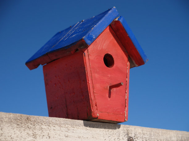 栅栏上的蓝色和红色鸟笼图片下载