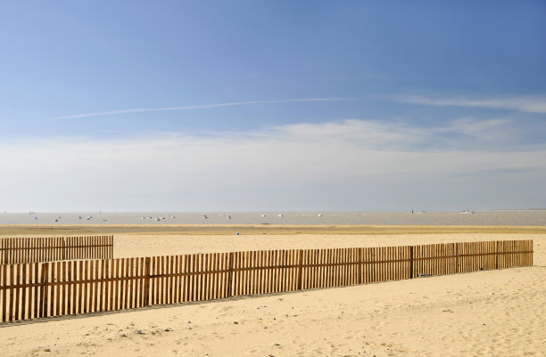 海滩和防风墙图片下载