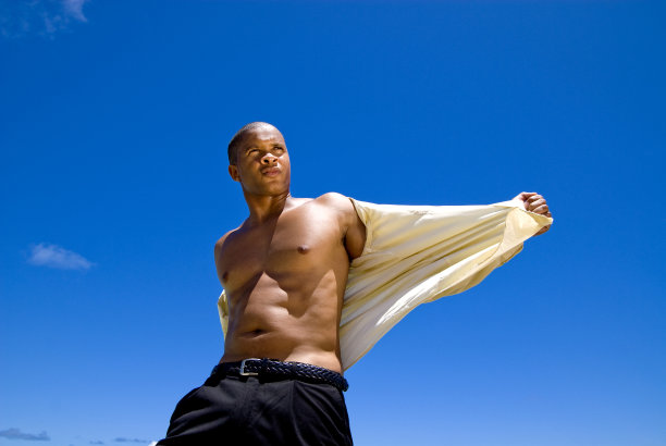 有魅力的男人脱下他的衬衫图片下载