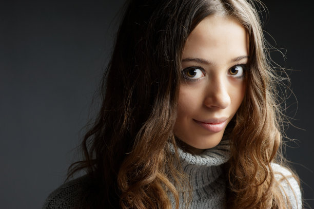 年轻女子的面容图片下载