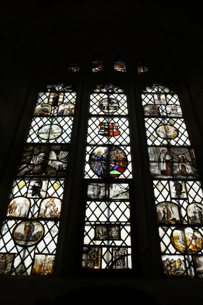 英格兰西南部历史城堡中的彩色玻璃图片下载