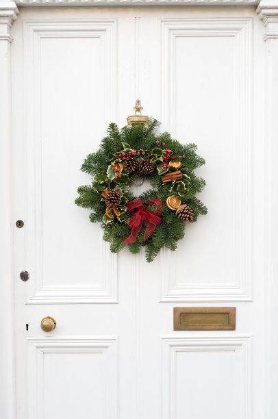 白色的门上有圣诞花环图片下载