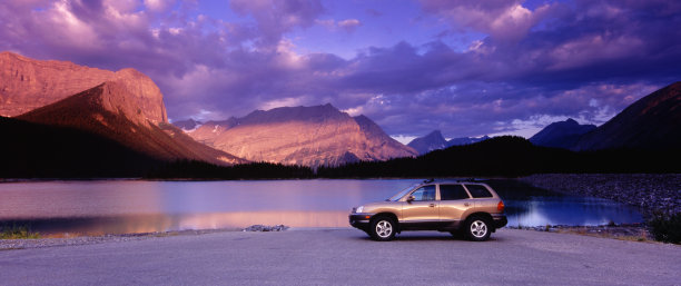 全景SUV和山脉图片下载