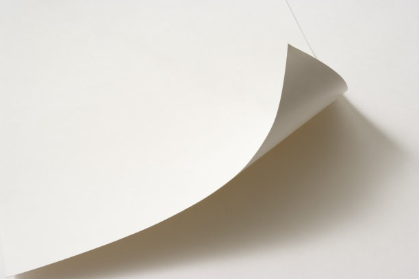 空白纸在白色背景上卷曲的孤立镜头图片下载