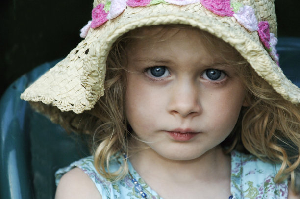 戴草帽的小女孩图片下载