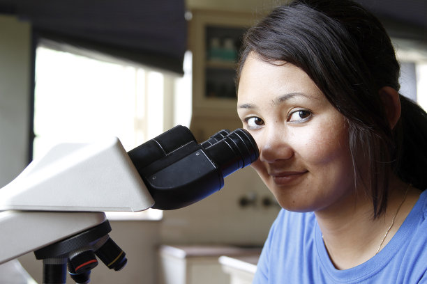 使用显微镜的学生图片下载