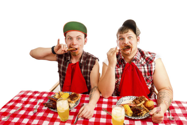 两个红脖子的年轻人在吃烧烤图片下载