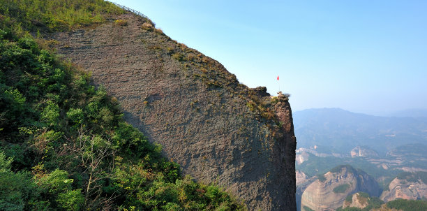 丹霞地貌中的巨石图片下载