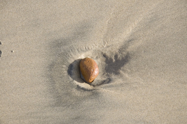 沙子上的石头印记图片下载
