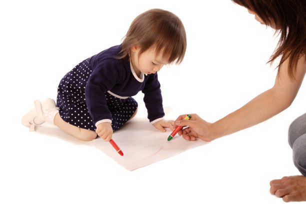 小女孩和妈妈一起画画图片下载