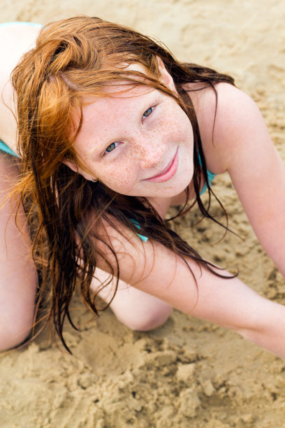 沙滩上微笑的女孩图片下载