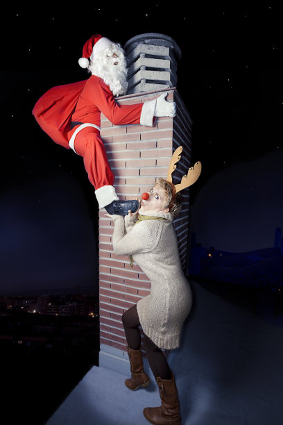 圣诞老人和鲁道夫在烟囱里图片下载