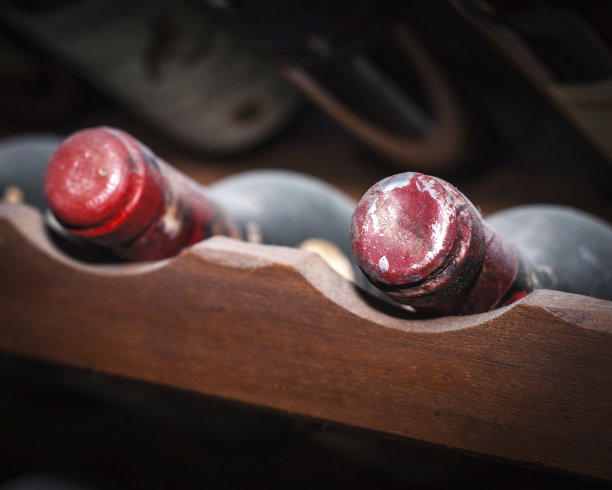 满是灰尘的旧酒瓶。图片下载