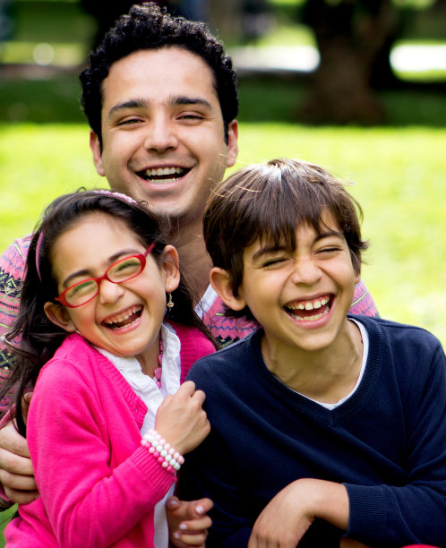 有两个孩子的哥哥图片下载