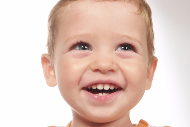 金发碧眼，露齿微笑的孩子图片下载