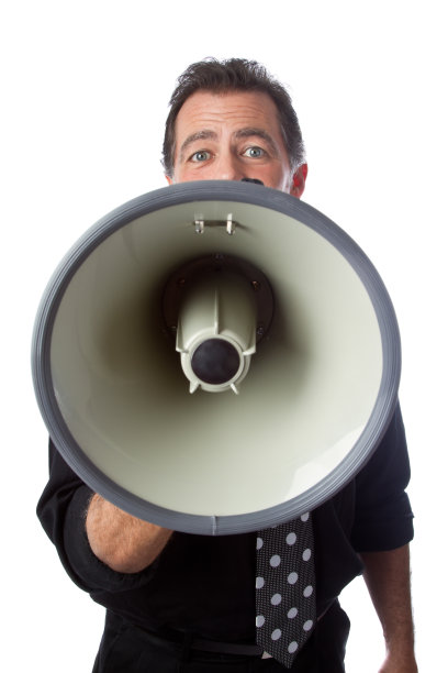 中年男子与扩音器隔离在白色图片下载