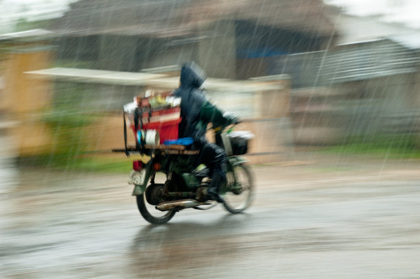 在越南，摩托车穿越暴风雨图片下载